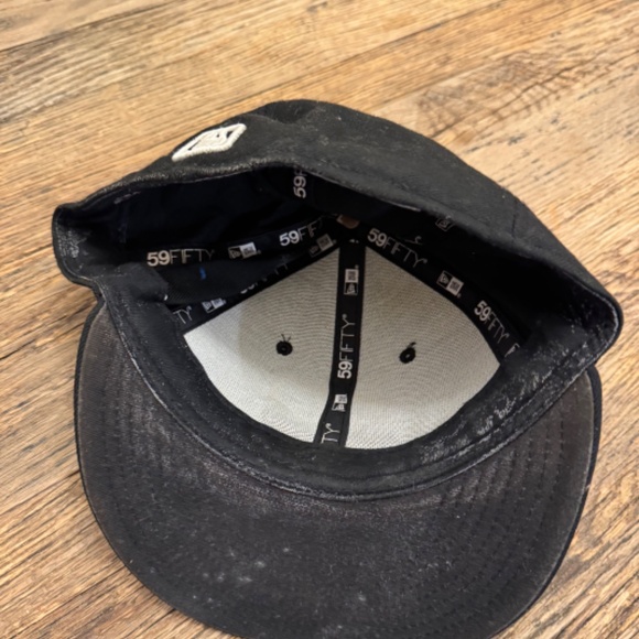 Preowned NEW Era 59Fifty Black White Chicago Cubs Fitted Ball Cap Hat SZ 7 1/2 - Picture 2 of 3